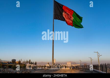 Drapeau géant sur Kaboul, Afghanistan Banque D'Images