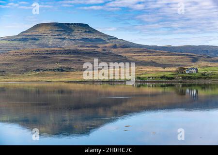 Réflexions sur l'eau sur le lac Dunvegan, île de Skye, Écosse, Royaume-Uni Banque D'Images