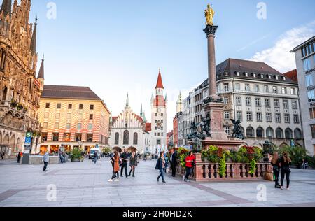 Ancien hôtel de ville et nouvel hôtel de ville, centre-ville à Marienplatz avec Mariensaeule, zone piétonne, Munich, Bavière, Allemagne Banque D'Images