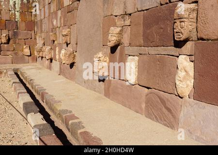 Hauts reliefs dans la cour encastrée, ruines de Tiwanaku, également Tiahuanaco, site du patrimoine mondial de l'UNESCO, département de la Paz, Bolivie Banque D'Images