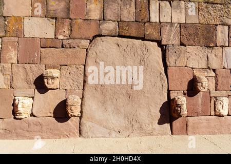 Hauts reliefs dans la cour encastrée, ruines de Tiwanaku, également Tiahuanaco, site du patrimoine mondial de l'UNESCO, département de la Paz, Bolivie Banque D'Images