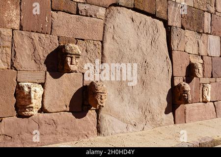 Hauts reliefs dans la cour encastrée, ruines de Tiwanaku, également Tiahuanaco, site du patrimoine mondial de l'UNESCO, département de la Paz, Bolivie Banque D'Images
