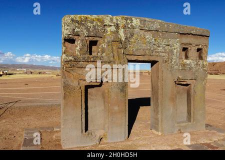 Arrière de la porte du Soleil de la période pré-Inca, ruines de Tiwanaku, également Tiahuanaco, site du patrimoine mondial de l'UNESCO, département de la Paz, Bolivie Banque D'Images