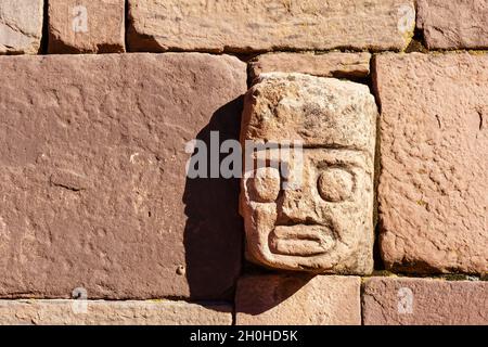 Chef de secours dans la cour encastrée, ruines de Tiwanaku, également Tiahuanaco, site du patrimoine mondial de l'UNESCO, département de la Paz, Bolivie Banque D'Images