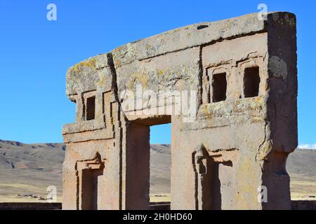 Arrière de la porte du Soleil de la période pré-Inca, ruines de Tiwanaku, également Tiahuanaco, site du patrimoine mondial de l'UNESCO, département de la Paz, Bolivie Banque D'Images