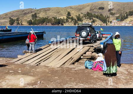 Véhicule tout-terrain autrichien sur un simple ferry traversant le détroit de Tiquina, Estrecho de Tiquina, San Pablo de Tiquina, lac Titicaca, département Banque D'Images