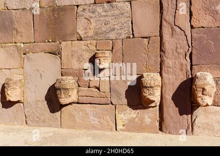 Hauts reliefs dans la cour encastrée, ruines de Tiwanaku, également Tiahuanaco, site du patrimoine mondial de l'UNESCO, département de la Paz, Bolivie Banque D'Images