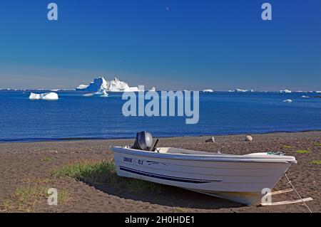 Petit bateau à moteur, sur une plage de sable foncé, icebergs, Disko Bay, Disko Island, Qeqertarsuaq,Ouest du Groenland, Amérique du Nord, Groenland, Danemark Banque D'Images