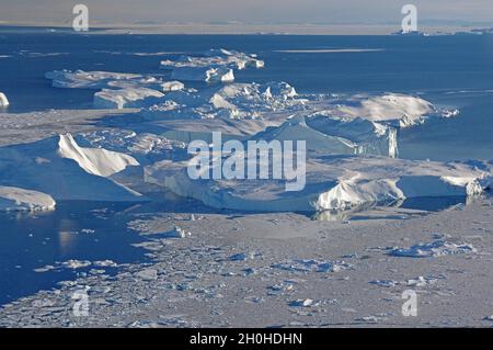 Énorme icebergs, large baie, vue aérienne, Ilulissat, Disko Bay,Groenland de l'Ouest, Groenland, Danemark Banque D'Images
