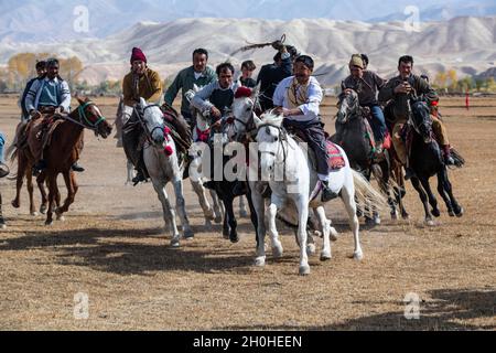 Hommes pratiquant un jeu traditionnel de Buzkashi, Yaklawang, Afghanistan