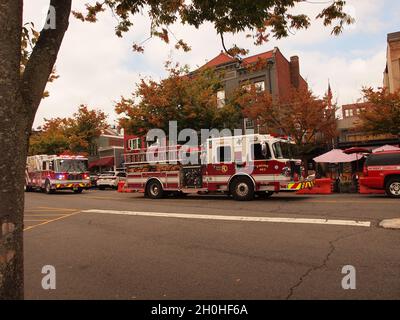 Summit, service des incendies du New Jersey répondant à un appel récemment, de nombreux camions d'incendie bien entretenus lors d'un appel dans un quartier d'affaires. Banque D'Images