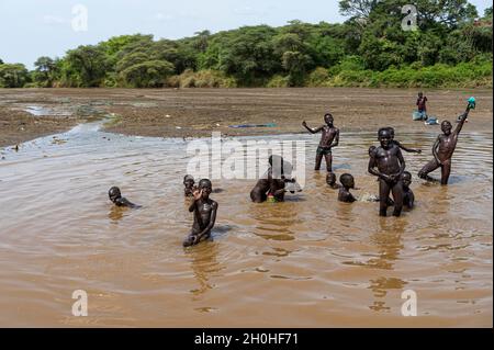 Enfants jouant dans le lit de la rivière, la tribu Toposa, Equatoria de l'est, Soudan du Sud Banque D'Images