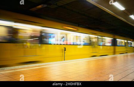 Arrivée métro, station principale, Stuttgart, Bade-Wurtemberg, Allemagne Banque D'Images