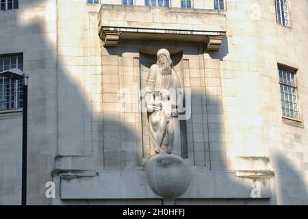 Londres, Royaume-Uni.La statue de 'Prospero et Ariel' à l'extérieur de la maison de radiodiffusion BBCs par Eric Gill. Banque D'Images