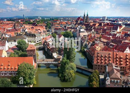 Vue aérienne, en face de la rivière Pegnitz, sur le pont Hangman's à droite, sur le pont Hangman's à gauche et la tour d'eau, au milieu de l'île du marché aux puces Banque D'Images