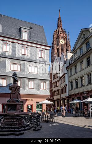 Monument à Friedrich Stoltze, cathédrale impériale de Saint-Bartholomew, maisons de ville modernes et reconstruites sur Huehnermarkt, la vieille ville de New Frankfurt Banque D'Images