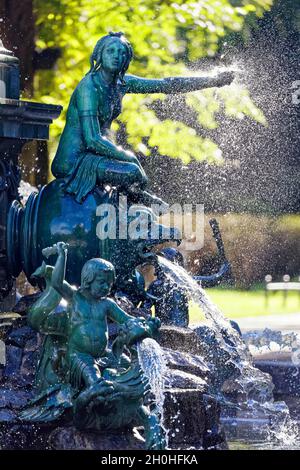 Nymphe, respiration aquatique, dragon, putt, figurine d'enfant avec club, équitation, fontaine Neptune avec figures de la mythologie grecque, parc municipal, Nuremberg Banque D'Images