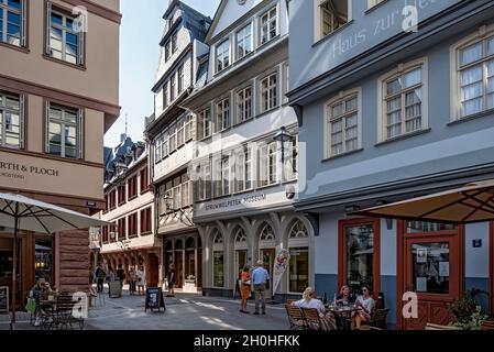 Maisons de ville reconstituées avec des boutiques, des cafés de rue et le musée Struwwwelpeter, Hinter dem Laemmchen et Huehnermarkt, la vieille ville de New Frankfurt Banque D'Images