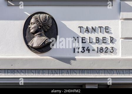 Plaque commémorative pour tante Johanna Melber à la Haus zum Esslinger avec le musée Struwwwwwwelpeter sur le Huehnermarkt, la vieille ville de New Francfort, Dom-Roemer Banque D'Images