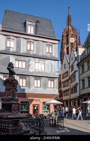 Monument à Friedrich Stoltze, cathédrale impériale de Saint-Bartholomew, maisons de ville modernes et reconstruites sur Huehnermarkt, la vieille ville de New Frankfurt Banque D'Images