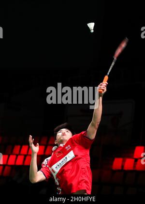 Aarhus, Danemark.12 octobre 2021.Weng Hongyang de Chine participe au match des hommes célibataires contre Gijs Duijs des pays-Bas lors d'un match de groupe C entre la Chine et les pays-Bas au tournoi de badminton de la Thomas Cup à Aarhus, Danemark, 12 octobre 2021.Credit: Zhang Cheng/Xinhua/Alay Live News Banque D'Images