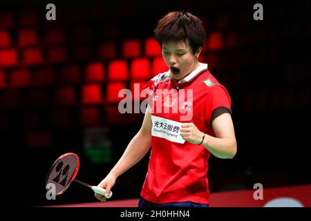 Aarhus, Danemark.12 octobre 2021.Wang Zhiyi, de Chine, réagit au match féminin des célibataires contre Line Hojmark Kjaersfeldt, du Danemark, lors d'un match de groupe D entre la Chine et le Danemark au tournoi de badminton de la coupe Uber à Aarhus, au Danemark, le 12 octobre 2021.Credit: Zhang Cheng/Xinhua/Alay Live News Banque D'Images