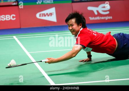 Aarhus, Danemark.12 octobre 2021.Il Bingjiao, de Chine, participe au match féminin de singles contre Line Christophersen, du Danemark, lors d'un match de groupe D entre la Chine et le Danemark au tournoi de badminton de la coupe Uber à Aarhus, au Danemark, le 12 octobre 2021.Credit: Zhang Cheng/Xinhua/Alay Live News Banque D'Images