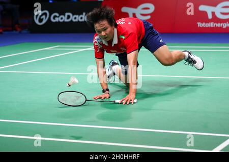 Aarhus, Danemark.12 octobre 2021.Il Bingjiao, de Chine, participe au match féminin de singles contre Line Christophersen, du Danemark, lors d'un match de groupe D entre la Chine et le Danemark au tournoi de badminton de la coupe Uber à Aarhus, au Danemark, le 12 octobre 2021.Credit: Zhang Cheng/Xinhua/Alay Live News Banque D'Images