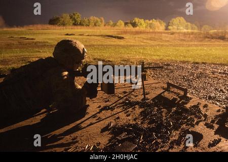 Sgt.Adam Krauland, analyste cryptologique représentant le US Army Pacific Command, recherche des cibles lors de la mission de feu de nuit M249 dans le cadre de la compétition Army Best Warrior Competition, 4 octobre 2021, à fort KNOX, Ky.Le concours du meilleur guerrier de l'armée américaine 2021 se distingue des années précédentes en mettant l'accent sur l'immersion totale de ses concurrents dans des scénarios tactiques conçus pour tester leur endurance physique et mentale.(É.-U.Photo de l'armée par le Sgt.Roger Houghton/177e Brigade blindée) Banque D'Images