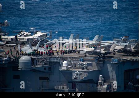 211010-N-RO680-1222 OCÉAN INDIEN (OCT10, 2021) des marins effectuent un survol de débris d'objets étrangers sur le pont de vol du porte-avions de la classe Nimitz USS Carl Vinson (CVN 70), le 10 octobre 2021.Carl Vinson Carrier Strike Group est en cours de déploiement prévu dans la zone d'exploitation de la 7e flotte des États-Unis afin d'améliorer l'interopérabilité par le biais d'alliances et de partenariats tout en servant de force d'intervention prête à l'emploi pour soutenir une région Indo-Pacifique libre et ouverte.(É.-U.Photo de la marine par le spécialiste des communications de masse de 3e classe Erin C. Zorich) Banque D'Images