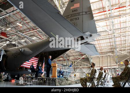 Le lieutenant-colonel Jason Horn, 139e commandant du groupe médical, est promu au grade de colonel lors d'une cérémonie à la base de la Garde nationale aérienne de Rosecrans, Missouri, le 11 septembre 2021.(É.-U.Photo de la Garde nationale aérienne par le sergent d'état-major.Audrey Chappell) Banque D'Images