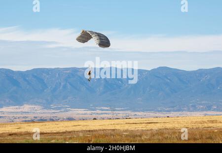 Un soldat affecté au 10e Groupe des Forces spéciales (Airborne) effectue un saut à haute altitude à faible ouverture (HALO) à fort Carson, Colorado, le 7 octobre 2021. Banque D'Images