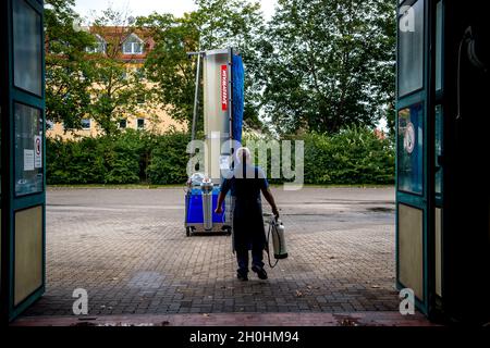 Augsbourg, Allemagne.08 octobre 2021.Un homme est debout devant un atelier d'autobus de la société d'utilité publique d'Augsbourg.Crédit : Finn Winkler/dpa/Alay Live News Banque D'Images