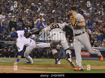 Los Angeles, États-Unis.12 octobre 2021.Le fieleur du centre des Dodgers de Los Angeles, Gavin Lux (L), est étiqueté par le catcher des Giants de San Francisco, Buster Posey, sur un choix de cinq anciens dans le 5e repas du MLB NLDS au Dodger Stadium de Los Angeles, Californie, le mardi 12 octobre 2021.Photo de Jim Ruymen/UPI crédit: UPI/Alay Live News Banque D'Images