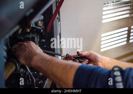 Augsbourg, Allemagne.08 octobre 2021.Un homme travaille sur le radiateur d'un bus fonctionnant au gaz naturel/gaz naturel comprimé (GNC) pour l'entreprise municipale d'Augsbourg.Crédit : Finn Winkler/dpa/Alay Live News Banque D'Images