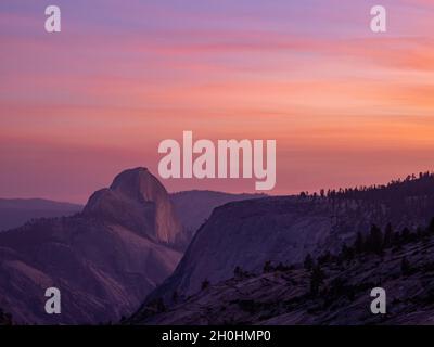 Coucher de soleil sur une demi-coupole depuis Olmstead point dans le parc national de Yosemite, Californie, États-Unis Banque D'Images