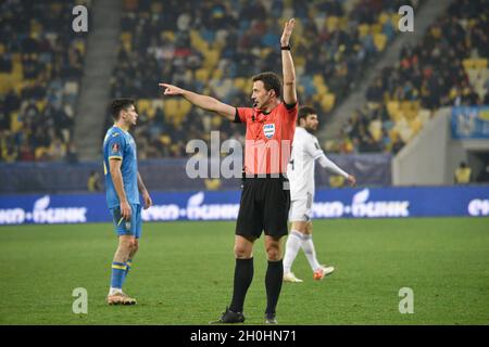 Non exclusif : les fans ukrainiens applaudissent pour leur équipe nationale dans les tribunes lors du 2022 match de qualification de la coupe du monde de la FIFA 8 contre la Bosnie et Banque D'Images