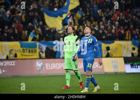 Non exclusif : les fans ukrainiens applaudissent pour leur équipe nationale dans les tribunes lors du 2022 match de qualification de la coupe du monde de la FIFA 8 contre la Bosnie et Banque D'Images