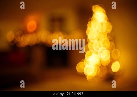 Nouvel an chambre décorée avec arbre de Noël et lumières lumineuses.Arrière-plan de noël flou. Banque D'Images