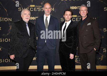 New York, États-Unis.12 octobre 2021.(G-D) Brian Cox, Jesse Armstrong, Kieran Culkin et Alan Ruck assistent à la première saison 3 de la « concession » d'HBO au Musée américain d'histoire naturelle de New York, NY, le 12 octobre 2021.(Photo par Anthony Behar/Sipa USA) crédit: SIPA USA/Alay Live News Banque D'Images