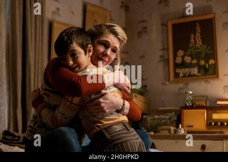 DATE DE SORTIE: 22 décembre 2021 TITRE: The Tender Bar STUDIO: Smokehouse Pictures DIRECTEUR: George Clooney PLOT: Un garçon qui grandit sur long Island cherche des figures de père parmi les patrons au bar de son oncle.AVEC: LILY RABE, DANIEL RANIERI.(Credit image: © Smokehouse Pictures/Entertainment Pictures) Banque D'Images