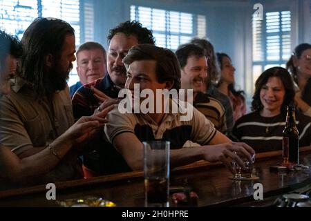 DATE DE SORTIE: 22 décembre 2021 TITRE: The Tender Bar STUDIO: Smokehouse Pictures DIRECTEUR: George Clooney PLOT: Un garçon qui grandit sur long Island cherche des figures de père parmi les patrons au bar de son oncle.AVEC: TYE SHERIDAN comme Moehringer.(Credit image: © Smokehouse Pictures/Entertainment Pictures) Banque D'Images