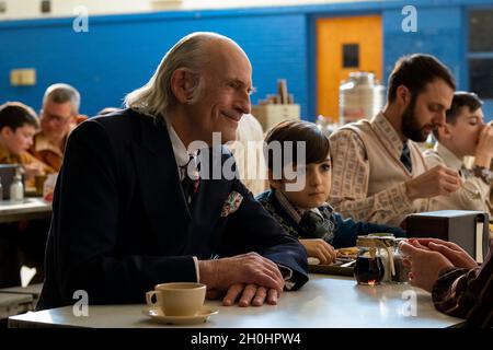 DATE DE SORTIE: 22 décembre 2021 TITRE: The Tender Bar STUDIO: Smokehouse Pictures DIRECTEUR: George Clooney PLOT: Un garçon qui grandit sur long Island cherche des figures de père parmi les patrons au bar de son oncle.AVEC: CHRISTOPHER LLOYD, DANIEL RANIERI.(Credit image: © Smokehouse Pictures/Entertainment Pictures) Banque D'Images