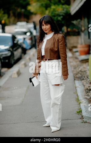Street style, Nausheen Shah arrivant à Giambattista Valli Spring Summer 2022 show, tenue au Musée d'Art moderne, Paris, France, le 4 octobre 2021.Photo de Marie-Paola Bertrand-Hillion/ABACAPRESS.COM Banque D'Images