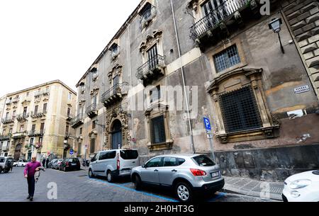 Un beau bâtiment ancien sur la Piazza Manganelli à Catane, en Italie. Banque D'Images