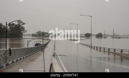 les eaux d'inondation de la rivière hawkesbury s'écoulent sur le nouveau pont de windsor Banque D'Images