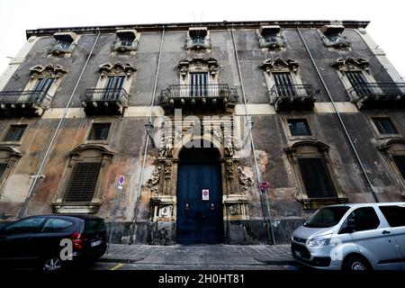 Un beau bâtiment ancien sur la Piazza Manganelli à Catane, en Italie. Banque D'Images