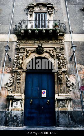 Un beau bâtiment ancien sur la Piazza Manganelli à Catane, en Italie. Banque D'Images