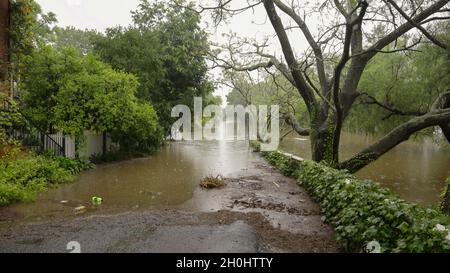 vue rapprochée de la terrasse fermée en raison de l'inondation de la rivière hawkesbury à windsor en nsw Banque D'Images