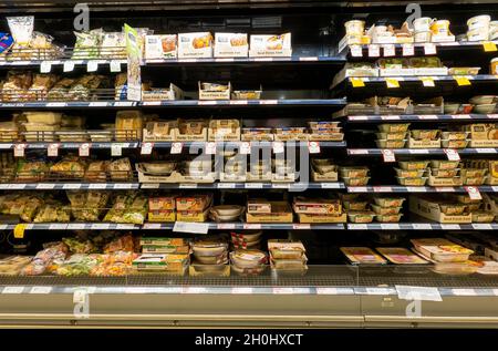 MacKay, Queensland, Australie - octobre 2021 : aliments emballés précuits à vendre dans la section réfrigérée du supermarché Banque D'Images